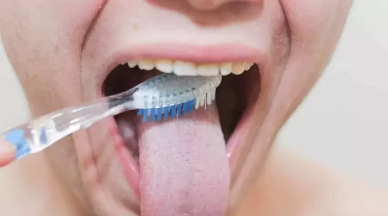 How to Clean Tongue: Brushing vs. Scraping